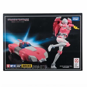 Könnte beinhalten: Eine Transformers Masterpiece MP-51 Arcee Actionfiguren-Verpackung mit einem rosa-weißen Roboter in dynamischer Pose und dem dazugehörigen rosa Sportwagen-Fahrzeugmodus. Die Verpackung enthält das Takara Tomy Logo und Transformers Branding.