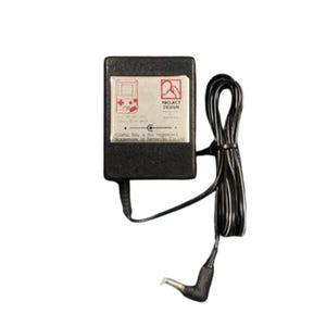 Peut inclure: Un adaptateur secteur rectangulaire noir pour console Game Boy avec un cordon d'alimentation noir enroulé et un connecteur en forme de L. La face avant présente une étiquette argentée avec une icône Game Boy rouge et le texte PROJECT DESIGN.