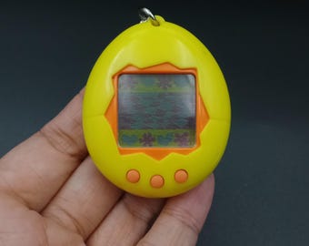[バンダイ(BANDAI)] Original Tamagotchi _corg Original 1997 Tamagotchi #1805 Gold, Black Buttons, Original Box