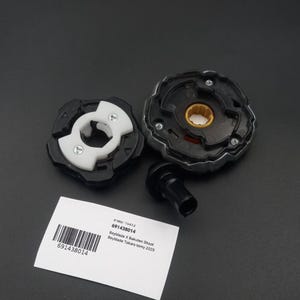 Pu&ograve; includere: Un giocattolo smontato in bianco e nero con una base nera e una parte superiore bianca. Il giocattolo &egrave; accompagnato da un pezzo cilindrico nero e da un'etichetta bianca con il testo "691438014" e "Beyblade X Bakuten Shoot Beyblade Takara tomy 2025".