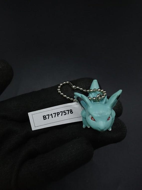 SKU B717P7578 | ニドリーナ ポケモン ミニフィギュア キーチェーン