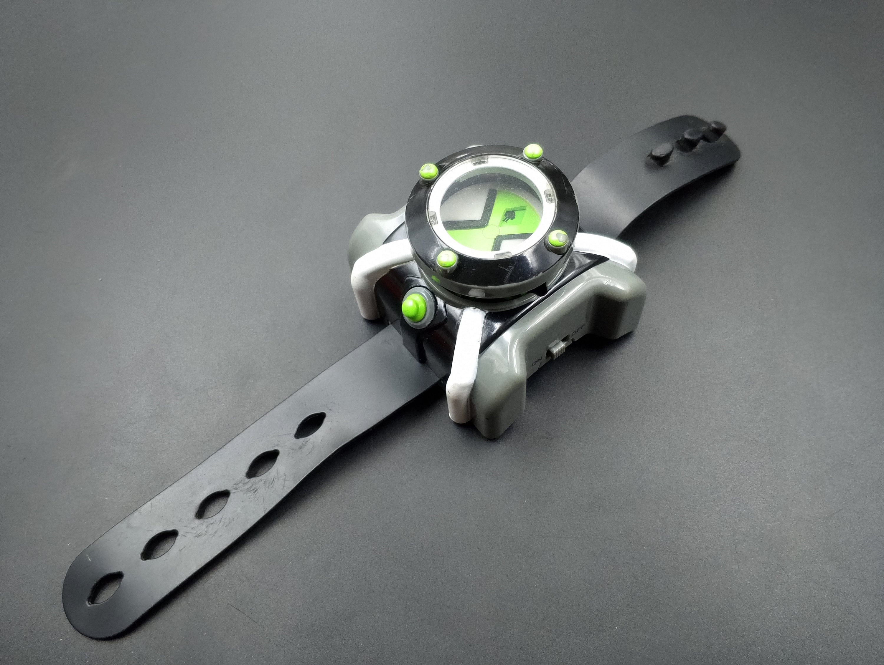 希少　BEN10 ベン10 DXオムニトリックス　本体のみ ベン・オムニトリックス-子供向けのアクションフィギュア,ベン10
