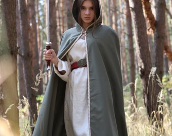 Cape de viking à capuche verte avec bordure tressée Cape elfique