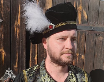 Black medieval hat with feathers and red brooch Renaissansse velvet beret Venetian Tudor LARP Cosplay