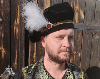 Zwarte middeleeuwse hoed met veren en rode broche Renaissanse fluwelen baret Venetiaanse Tudor LARP Cosplay