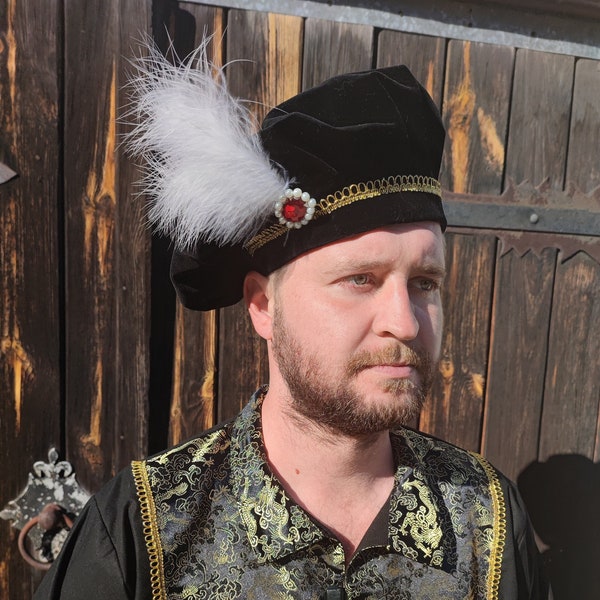 Chapeau médiéval noir avec plumes et broche rouge Béret Renaissance en velours Tudor GN Vénitien Cosplay