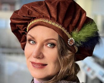 Mittelalter Baskenmütze mit Federn und Brosche, Renaissance Samt Hut, Tudor LARP Cosplay
