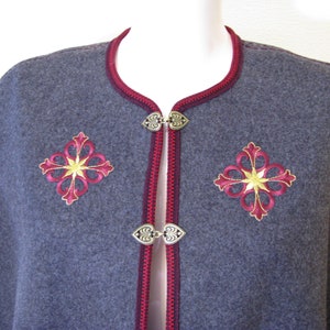 Cape en feutre viking gris avec broderie Cape en drap de laine naturelle en laine cape médiévale de demoiselle bourgeoise GN Reanacting Renaissance