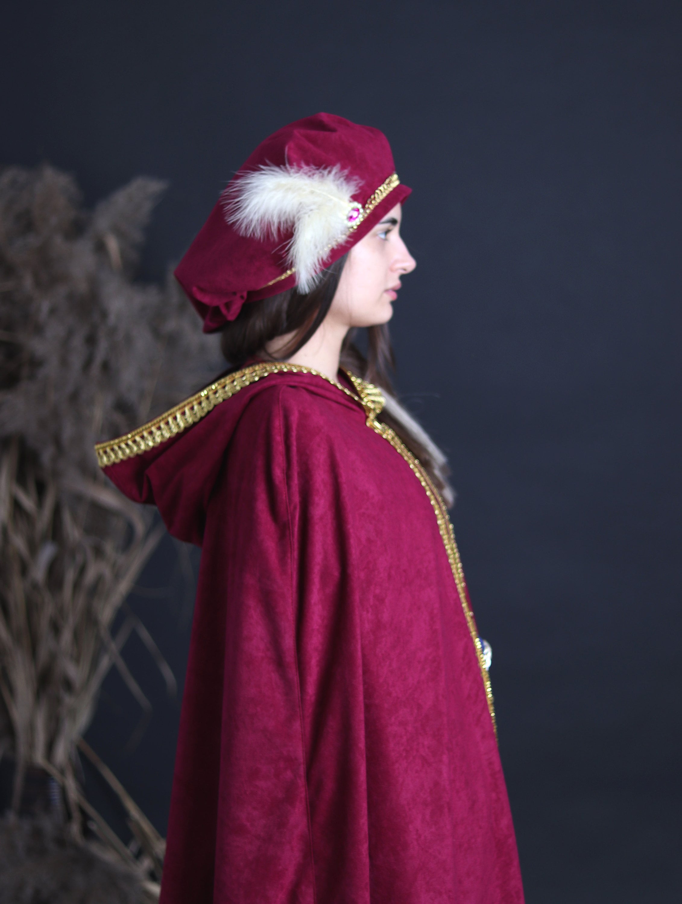 Red medieval floppy hat with marabou feathers and red brooch Renaissansse Elizabethan burgundy velvet beret Venetian Tudor Cosplay Renfaire