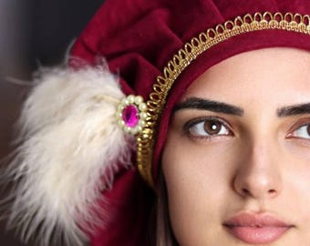 Cherry red medieval floppy hat with feathers and red brooch Renaissansse Elizabethan burgundy velvet beret Venetian Tudor Cosplay Renfaire