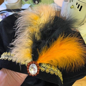 Schwarzer Mittelalter Hut mit orangen Federn und Strass Brosche Renaissance Baskenmütze aus Samt für venezianische Tudor LARP Cosplay