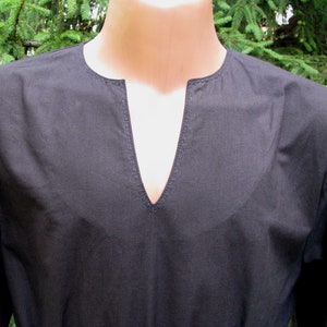 Op de afbeelding: Een zwart shirt met lange mouwen en een V-hals.