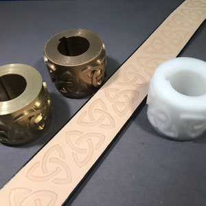 Puede incluir: Dos rodillos de estampación de latón y uno de plástico blanco con un diseño de nudo celta. Los rodillos se utilizan para crear un patrón repetitivo en el cuero.