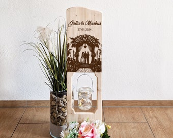 Holz-Deko-Schild Hochzeitsgeschenk personalisiert mit Namen und Datum des Brautpaares.