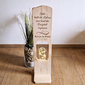 Holzaufsteller Hochzeitsgeschenk Personalisiert mit Namen und Leuchtglas Bild 1