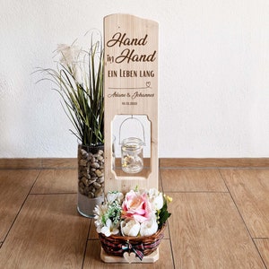 Hochzeitsgeschenk Holzschild Hand in Hand ein Leben lang personalisiert mit Namen und Datum + Blumenkasten