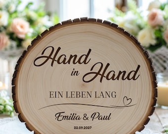 Baumscheibe mit Gravur – Hand in Hand ein Leben lang – Personalisiertes Geschenk mit Namen & Datum – Deko Holzscheibe für Paare