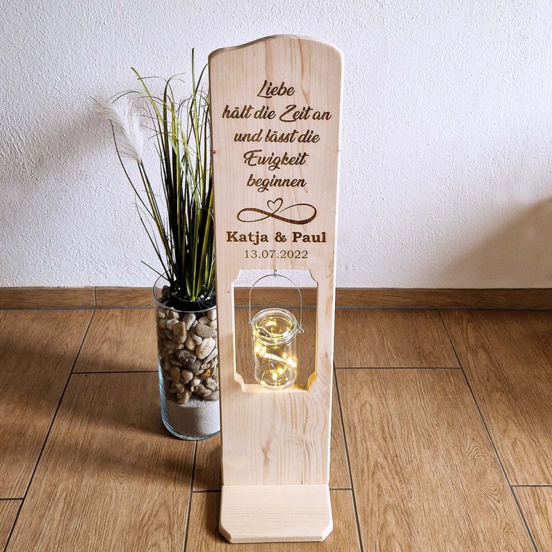 Holzaufsteller Hochzeitsgeschenk Personalisiert mit Namen und Leuchtglas Bild 1