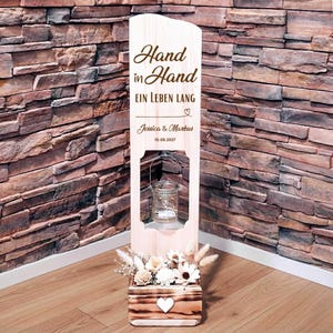 Hochzeitsgeschenk Holzschild Hand in Hand ein Leben lang personalisiert mit Namen und Datum + Blumenkasten