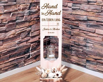 Hochzeitsgeschenk Holzschild Hand in Hand ein Leben lang personalisiert mit Namen und Datum