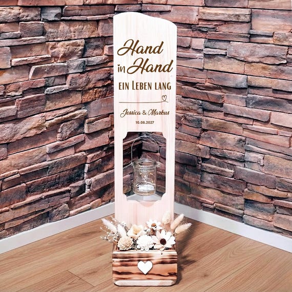 Hochzeitsgeschenk Holzschild Hand in Hand ein Leben lang personalisiert mit Namen und Datum