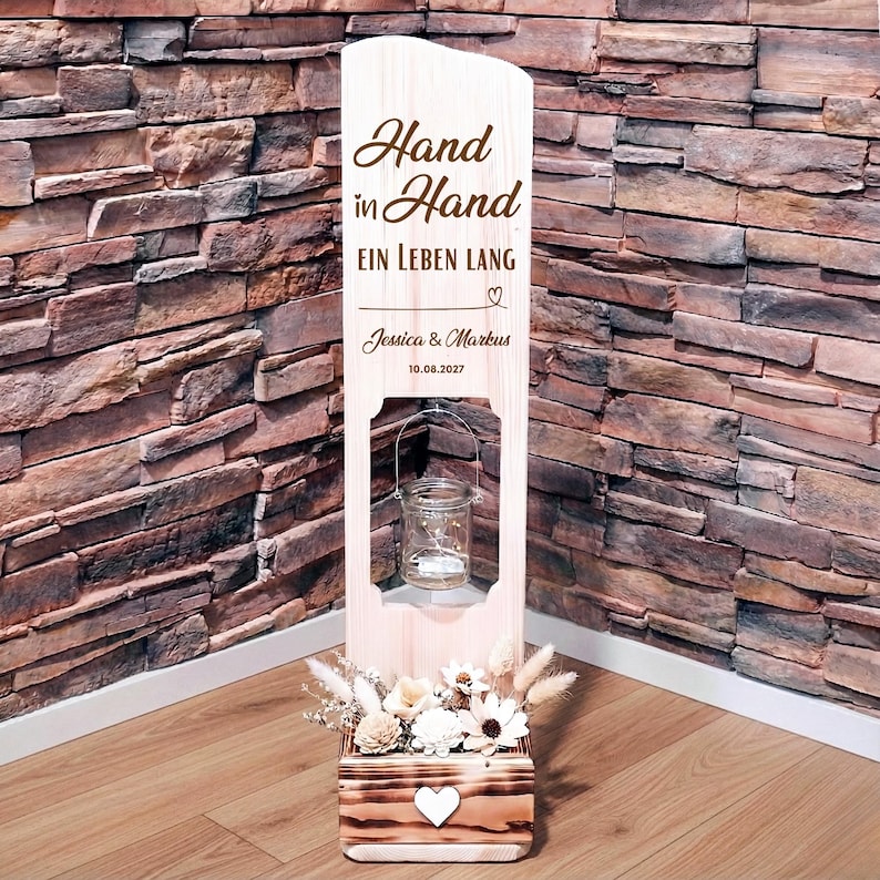 Hochzeitsgeschenk Holzschild Hand in Hand ein Leben lang personalisiert mit Namen und Datum + Blumenkasten