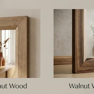 Peut inclure: Deux miroirs rectangulaires avec des cadres en bois. Le miroir de gauche pr&eacute;sente un cadre en bois de ch&acirc;taignier clair, tandis que celui de droite montre un cadre en bois de noyer fonc&eacute; avec des veines visibles. Les coins sont en onglet.