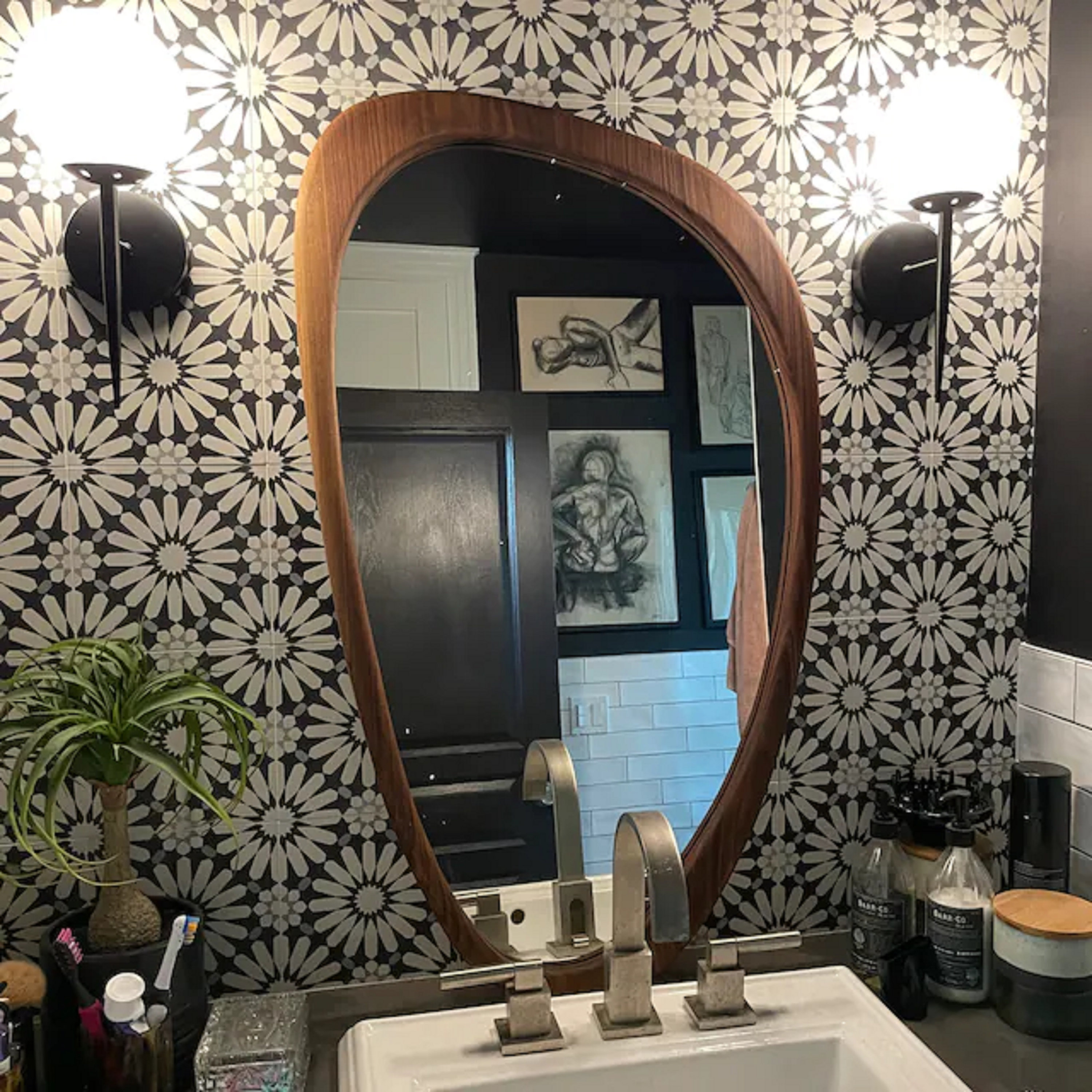 Specchio da parete asimmetrico di metà secolo, specchio organico, specchio  irregolare, specchio in vera quercia, -  Italia