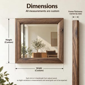 Peut inclure: Un miroir carr&eacute; avec un cadre en bois naturel brun fonc&eacute;. L'image comporte des &eacute;tiquettes de texte pour Dimensions, Height (Custom), Width (Custom) et Frame Thickness (varies by size), indiquant que toutes les mesures sont personnalis&eacute;es.