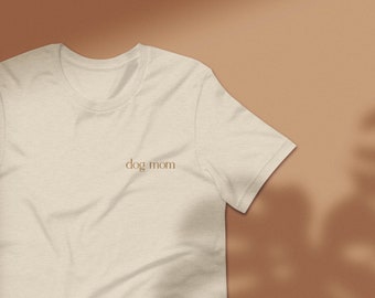 Camiseta de mamá de perro bordado // Camiseta de cuello redondo // Camisa de mamá de perro // Regalo de los amantes de las mascotas // Camisetas de bordado // Regalo único para mascotas // Regalos lindos para perros