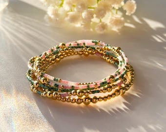 Frühlingsblüte | 18k gold filled mit grünen und rosa Armband Stapel | Perlen Stretch Armband | kleines Perlenarmband | Rocailles | Armband Set