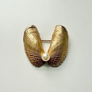 Vintage NAPIER Gold Tone Clam & Faux Pearl Brooch
