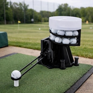 Golfbollsautomat med gravitationsdriven omladdningsbar paket