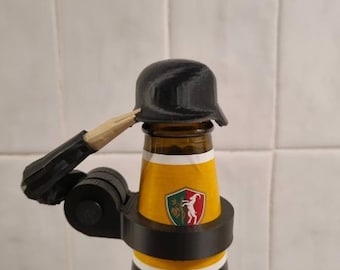 Tapa de botella de cerveza anti-avispas con forma de casco militar
