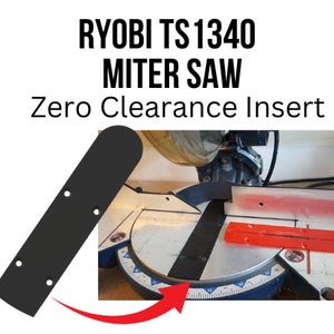 Może przedstawiać: Czarny plastikowy wkład zerowego luzu do piły ukośnej Ryobi TS1340. Wkład został zaprojektowany w celu zmniejszenia wyrywania i poprawy jakości cięcia.