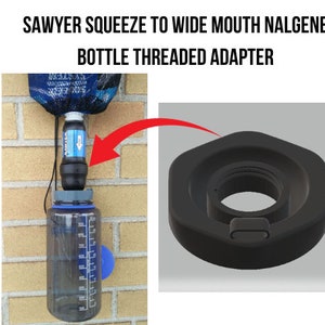 Può includere: Un adattatore in plastica nera per collegare un filtro per l'acqua Sawyer Squeeze a una bottiglia Nalgene a bocca larga. L'adattatore è mostrato collegato a una bottiglia Nalgene blu con un filtro Sawyer Squeeze collegato all'adattatore.