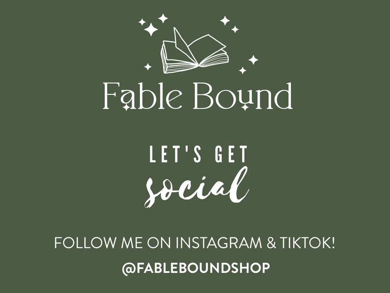 K&ouml;nnte beinhalten: Ein gr&uuml;ner Hintergrund mit einer wei&szlig;en Illustration eines ge&ouml;ffneten Buches mit Sternen drumherum. Der Text "Fable Bound" befindet sich unter dem Buch. Der Text "Let's Get Social" befindet sich unter dem Text "Fable Bound". Der Text "Follow me on Instagram & TikTok! @FABLEBOUNDSHOP" befindet sich am unteren Rand des Bildes.