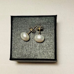 18K Gold Plated 925 Sterling Silver Beautiful Cultured Freshwater Pearl Stud Earrings