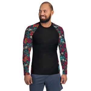 Puede incluir: Camiseta negra de manga larga con un patr&oacute;n floral y de calavera en las mangas. La camiseta tiene cuello redondo y un estilo ajustado.
