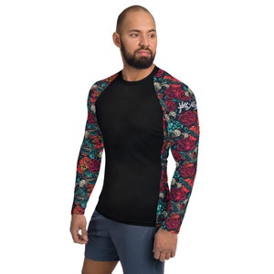 Puede incluir: Camiseta negra de manga larga con un patr&oacute;n floral en las mangas. El patr&oacute;n presenta rosas rojas, hojas verdes y un dise&ntilde;o de calavera. La camiseta tiene cuello redondo y una silueta ajustada.