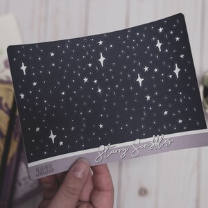 Gribouillis étoilés - Blanc sur marine - Journal décoratif et feuille d’autocollants de planificateur - Mini étoiles minimales dessinées à la main dans le ciel nocturne