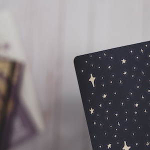 Gribouillis étoilés - Doré sur marine - Journal décoratif et feuille d’autocollants de planificateur - Mini étoiles minimales dessinées à la main dans le ciel nocturne