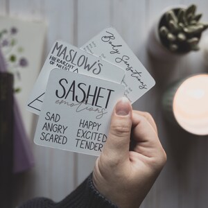 Cartes de planificateur de référence en santé et bien-être Ensemble de 3 - Liste des émotions, tableau hiérarchique de Maslow, sensations corporelles