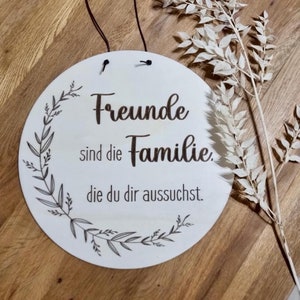 Schild Freunde sind die Familie die man sich aussucht. Freunde