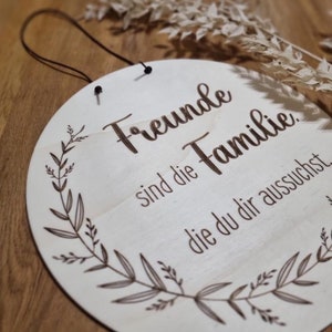Schild Freunde sind die Familie die man sich aussucht. Freunde
