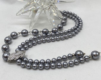 Naszyjnik typu choker, asymetryczne woskowane perły szklane 10 i 6 mm, dwa sznury pereł, rodowane zapięcie biżuteryjne z cyrkoniami, idealny prezent