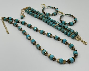 Ensemble de bijoux collier, bracelet, boucles d'oreilles en pierre howlite et turquoise africaine, bijoux faits à la main, design unique, cadeau pour elle