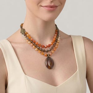 Colar de três fios com cornalina vermelha e quartzo fumê, pingente de cabochão de ágata, pedras talismânicas, joia com design exclusivo, um presente que irá agradar.
