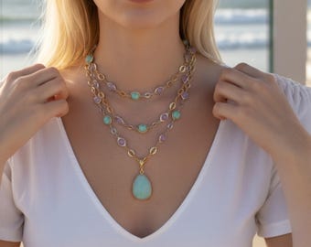 Collana lunga a catena e perle amazzonite con pendente, gioielli maderni, accessori estivi, catena bicolore, regalo che piacerà