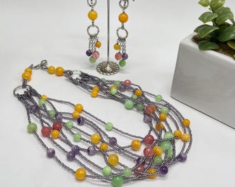 Parure di gioielli, Collana multifilo ed orecchini pendenti, moda estiva, mix pietre colorate, design originale, regalo estivo